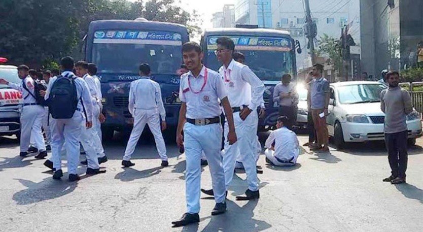 ভর্তি পরীক্ষার দাবিতে রেসিডেন্সিয়াল কলেজের শিক্ষার্থীদের বিক্ষোভ